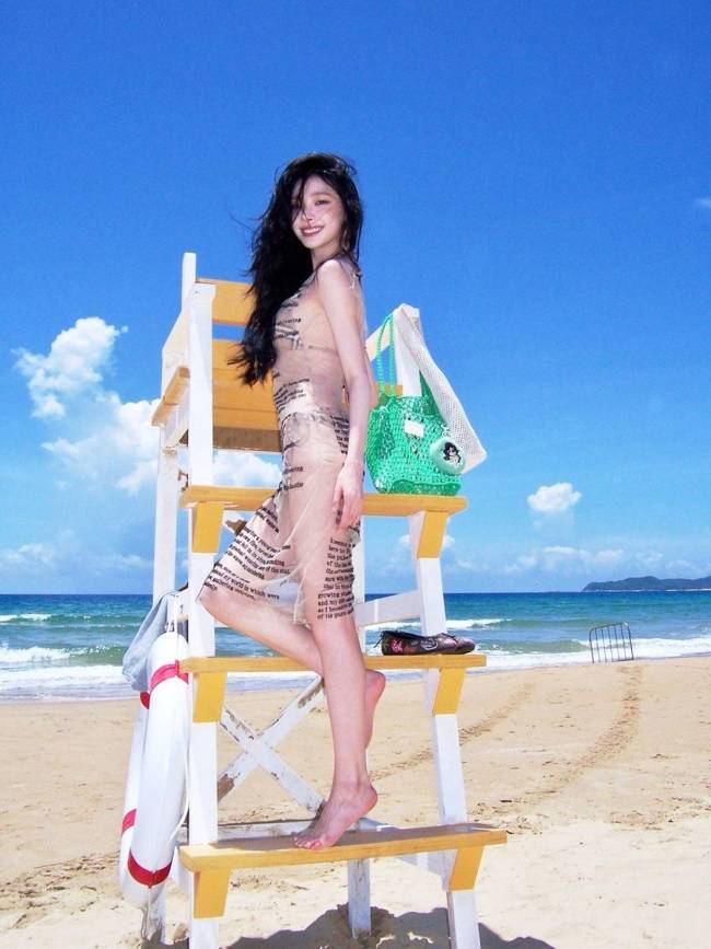 易梦玲透视比基尼造型性感吸睛 化身海边沙滩美女