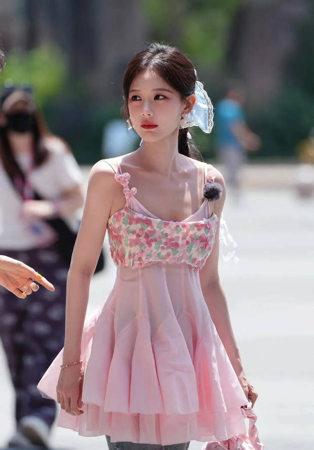 李一桐身材比例完美。