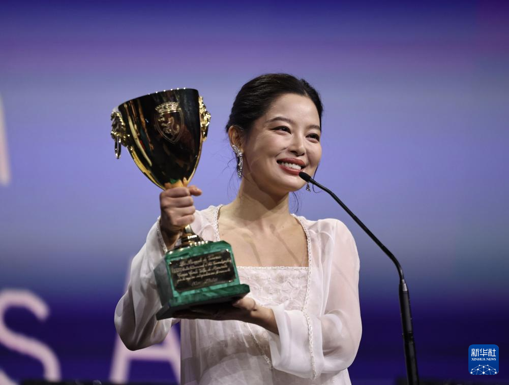 9月6日,在意大利威尼斯,辛芷蕾夺得第82届威尼斯电影节最佳女演员奖。新华社记者 李京 摄