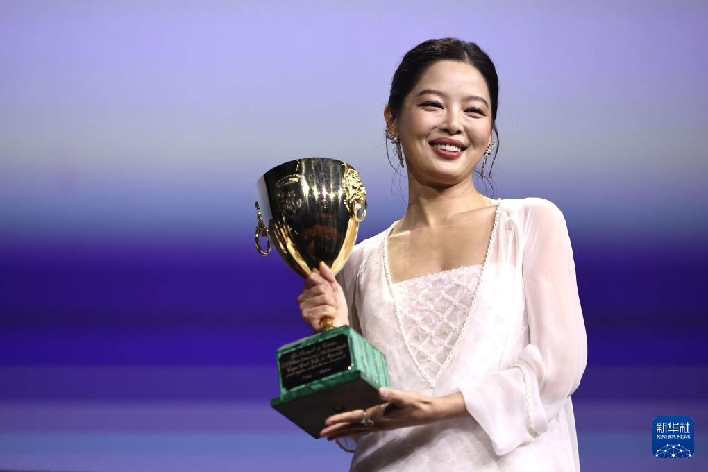9月6日,在意大利威尼斯,辛芷蕾夺得第82届威尼斯电影节最佳女演员奖。新华社记者 李京 摄