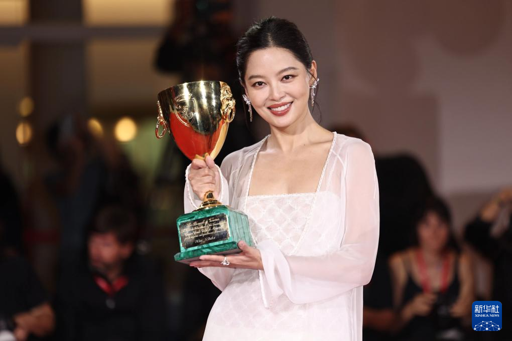 9月6日,在意大利威尼斯,辛芷蕾夺得第82届威尼斯电影节最佳女演员奖。新华社记者 李京 摄