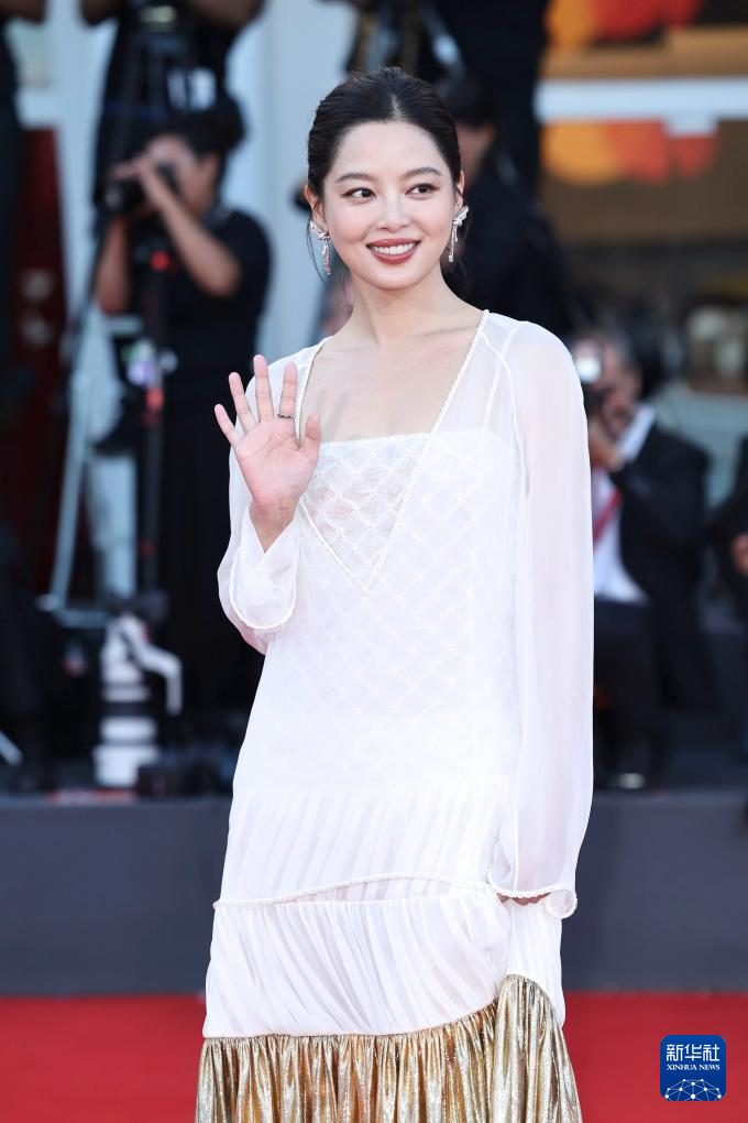 9月6日,在意大利威尼斯,辛芷蕾夺得第82届威尼斯电影节最佳女演员奖。新华社记者 李京 摄