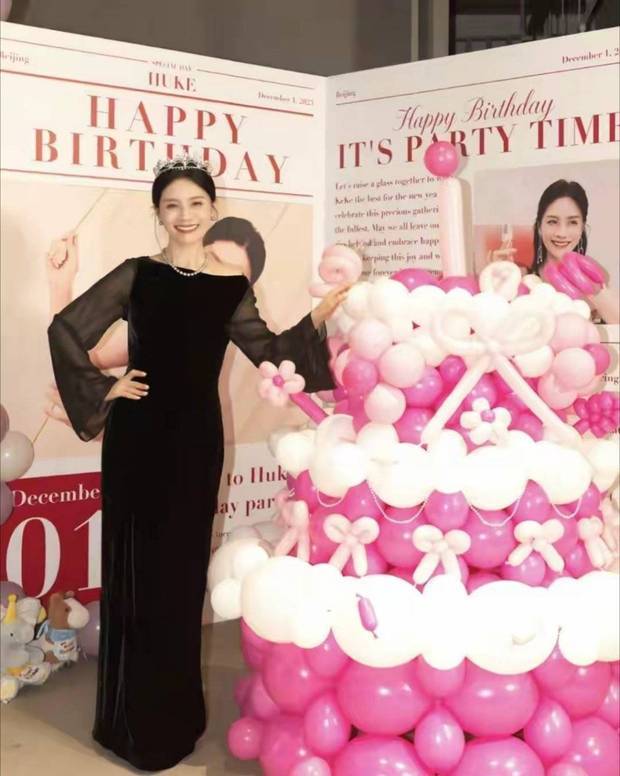 搜狐娱乐讯 1日，胡可在社交平台上晒美照庆祝自己五十岁生日，她配文道：“五十岁，被爱包围的一天。”