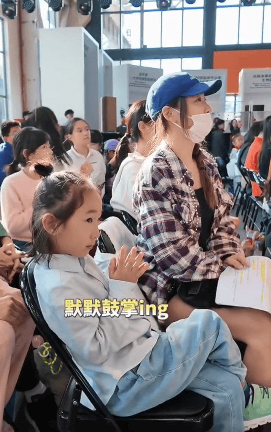 应采儿和二儿子一起坐在观众席里看大儿子Jasper的主持现场。