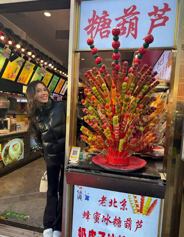 搜狐娱乐讯 2日，谷爱凌在社交平台上分享自己在北京生活的日常照，她在街上散步，驻足在老北京糖葫芦跟前拍照，面露甜美笑容，心情愉悦。