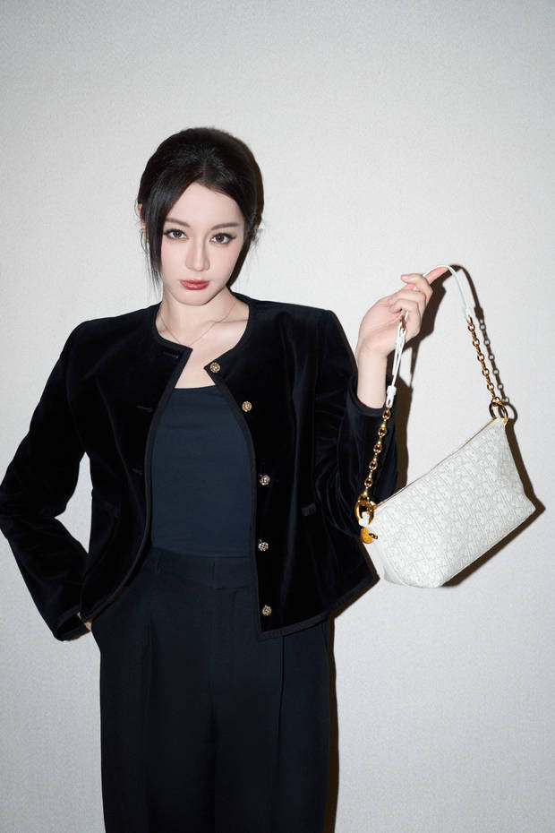 迪丽热巴的皮肤白嫩光滑，保养有方。