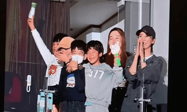 陈妍希谢楠两家人一起开心互动，情意真挚。