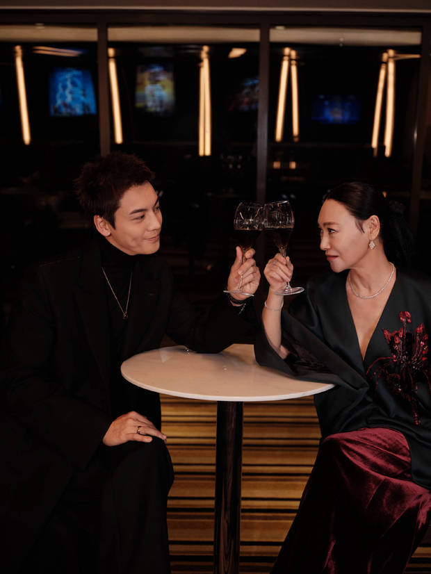 陈伟霆与惠英红同框合影似豪门姐弟。