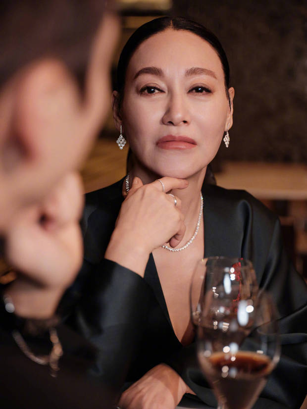 惠英红看起来就像豪门里的威严大姐。