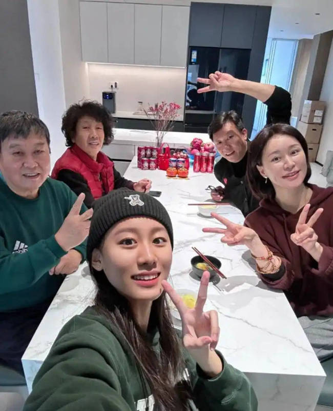 杨雨婷与老公送女儿参加高考！一起为女儿加油