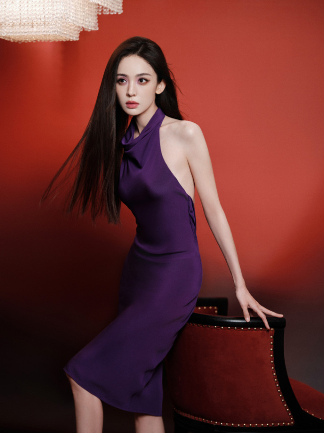娜扎身穿紫色露背裙大方秀曼妙身姿 肌肤白嫩光滑