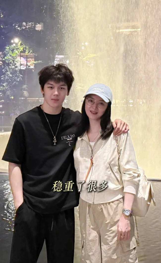 王艳儿子19岁近照曝光！搂着妈妈拍照画面温馨有爱