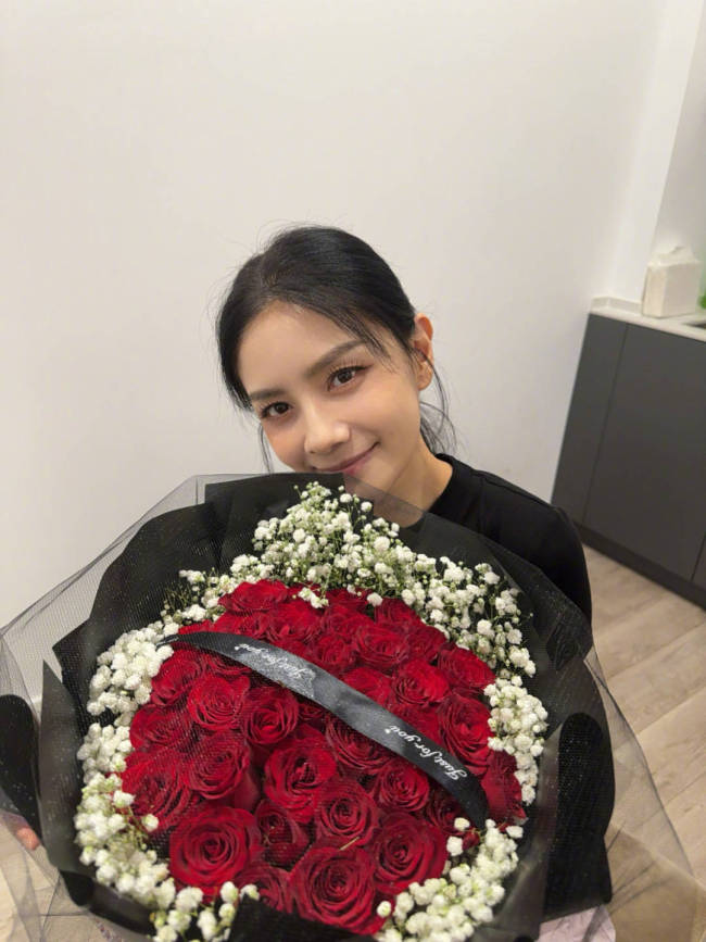 沙溢纪念与胡可结婚15周年！晒老婆捧花美照