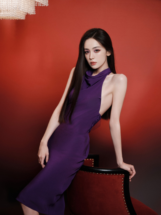 娜扎身穿紫色露背裙大方秀曼妙身姿 肌肤白嫩光滑