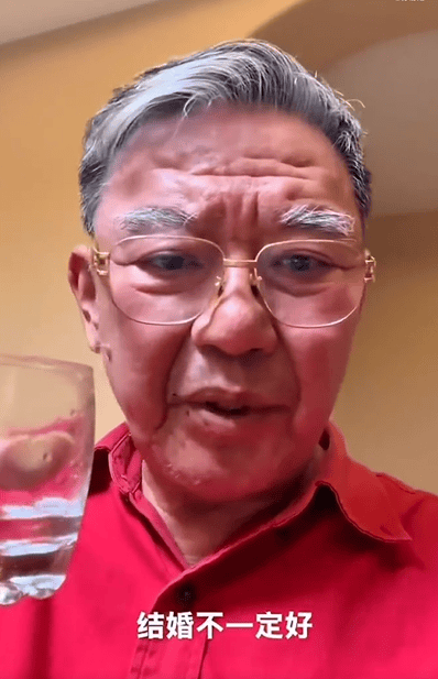 老戏骨李立群回应三个孩子都没结婚：结婚不一定好